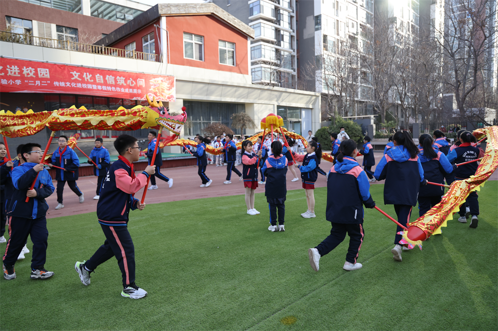 石家庄市桥西实验小学学生们在操场上进行舞龙表演。董璐摄