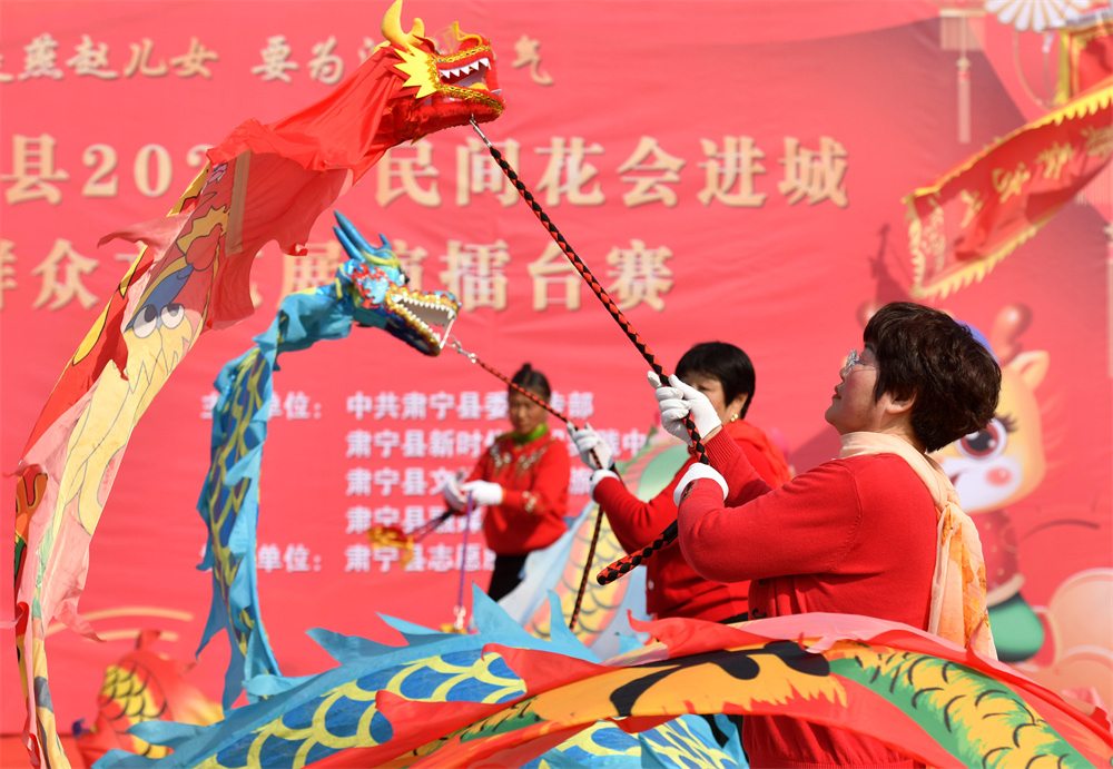 群眾在肅寧縣文化藝術中心廣場表演舞龍。苑立偉攝