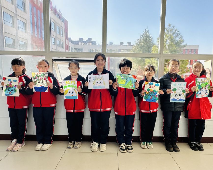 3月11日，学生展示制作的手抄报。刘柳摄