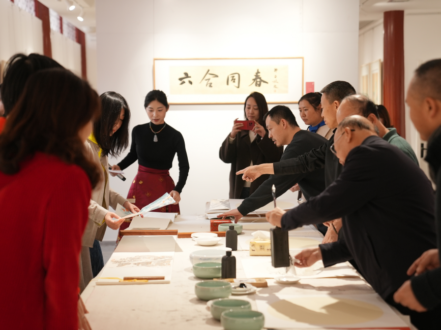 在沧州新华美术馆举行的书画展活动上，文化名家与市民以“文”会友，共享文化生活。刘友辉摄