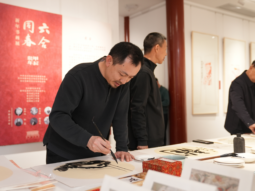 展览以“六合同春”为主题，以传统水墨开启龙年春天。刘友辉摄
