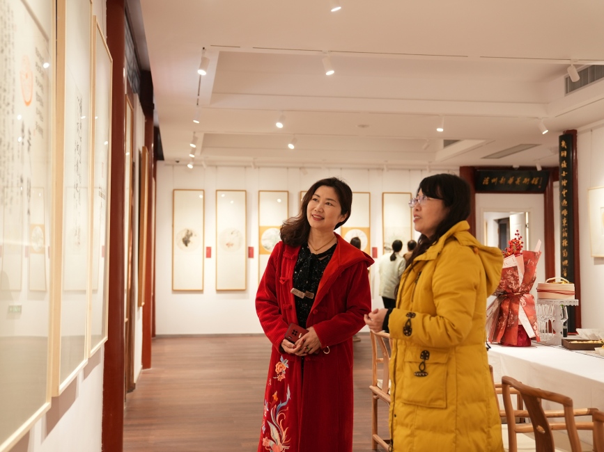 市民參觀欣賞展覽。劉友輝攝