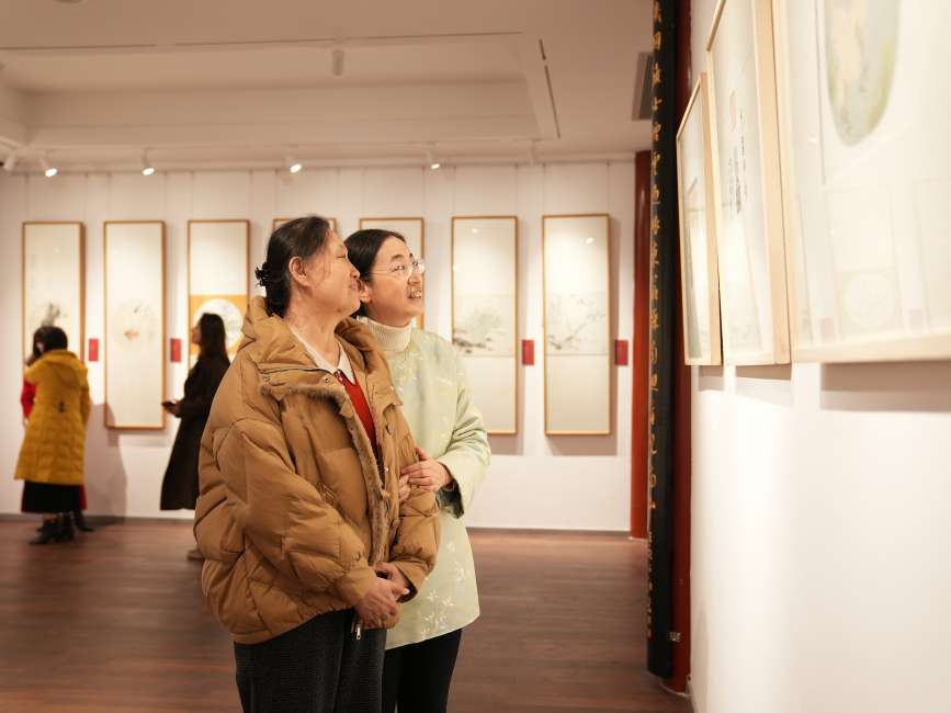 市民結伴參觀鑒賞名家作品。劉友輝攝