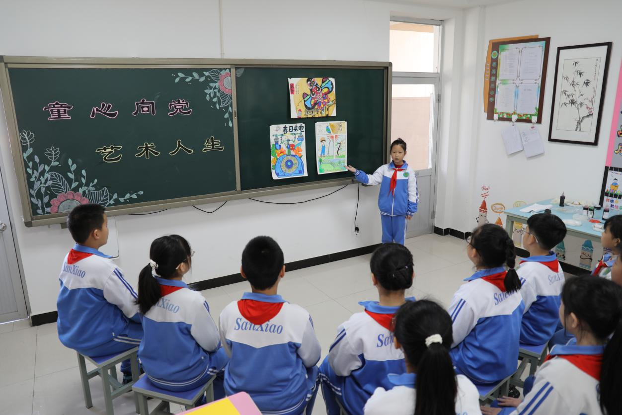 3月12日，易县第三小学美术社团活动室，一名同学正在分享《植树造林》创意绘画。郭恩桥摄