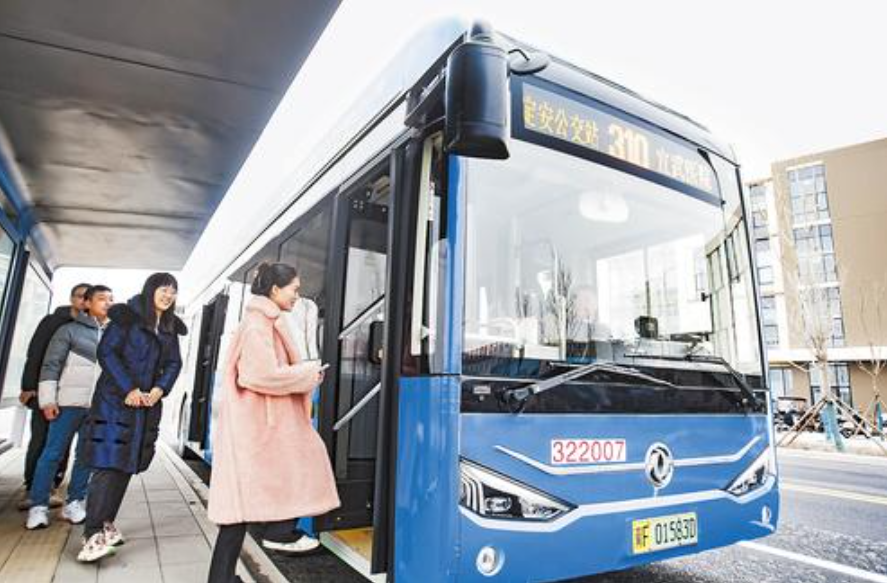 3月4日，在雄安新区310路公交站点，乘客有秩序地上车。 河北日报记者刘光昱摄