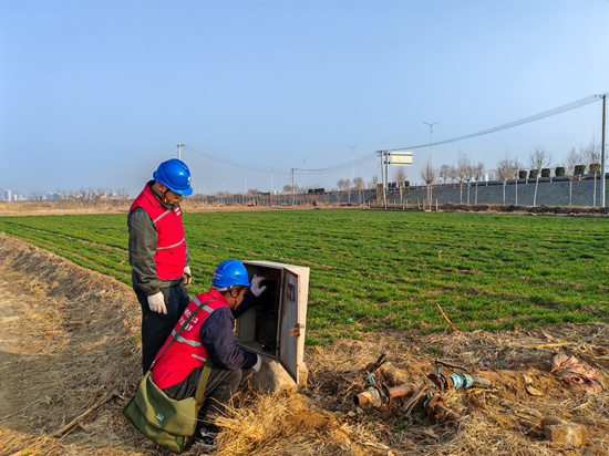國網贊皇縣供電公司工作人員田間地頭宣傳用電安全，檢查灌溉設備。袁遠攝