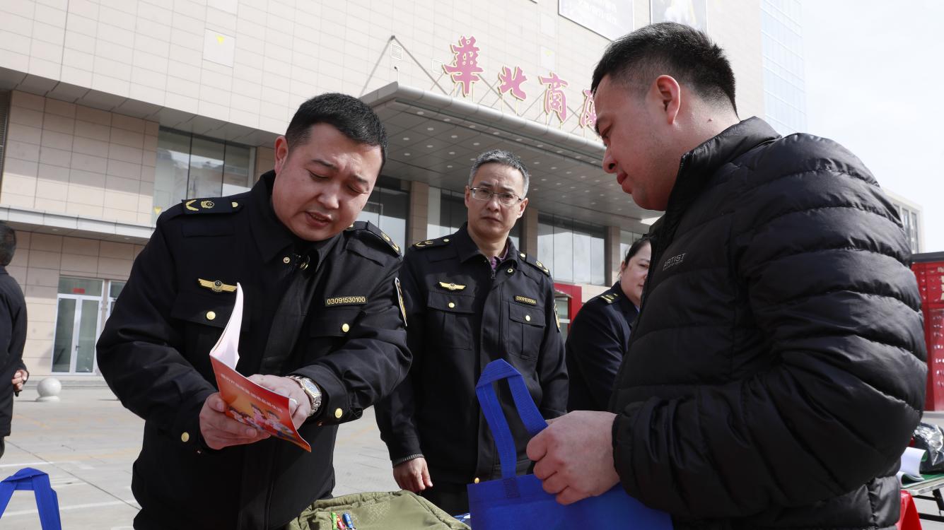 工作人員為消費者講解相關知識。張子衡攝