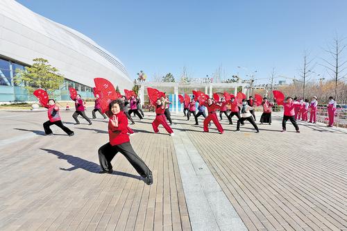 3月10日，居民在唐山市路南区新体中心运动驿站练太极扇。 唐山市路南区文化体育和旅游局供图