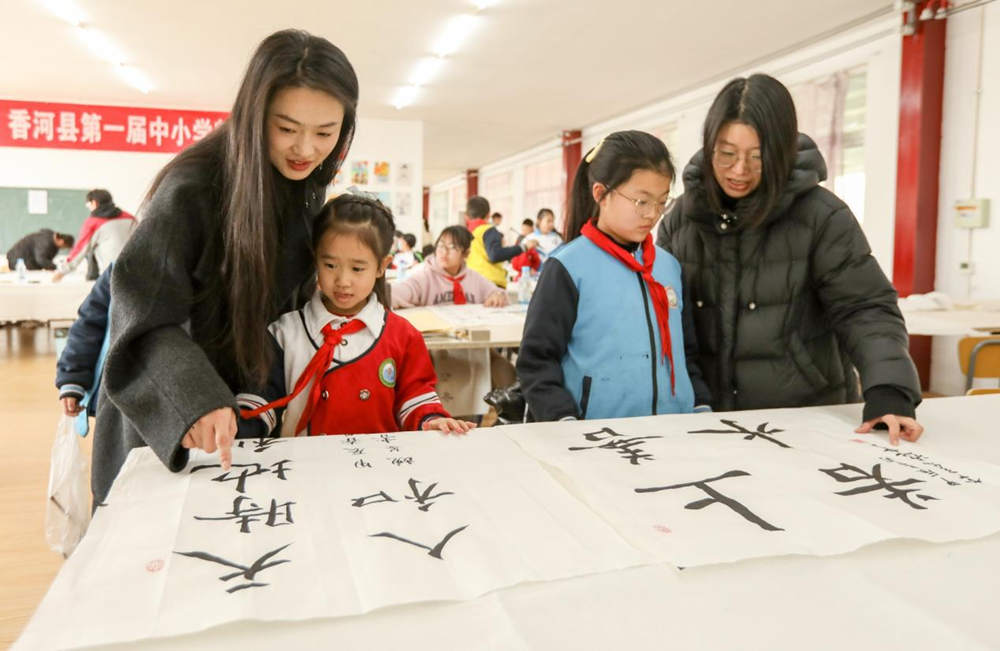 老师点评学生作品。陈玉乔摄