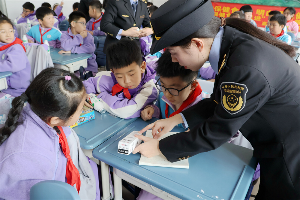 市場監督管理局工作人員在給同學們講國標知識。甄亞軍攝
