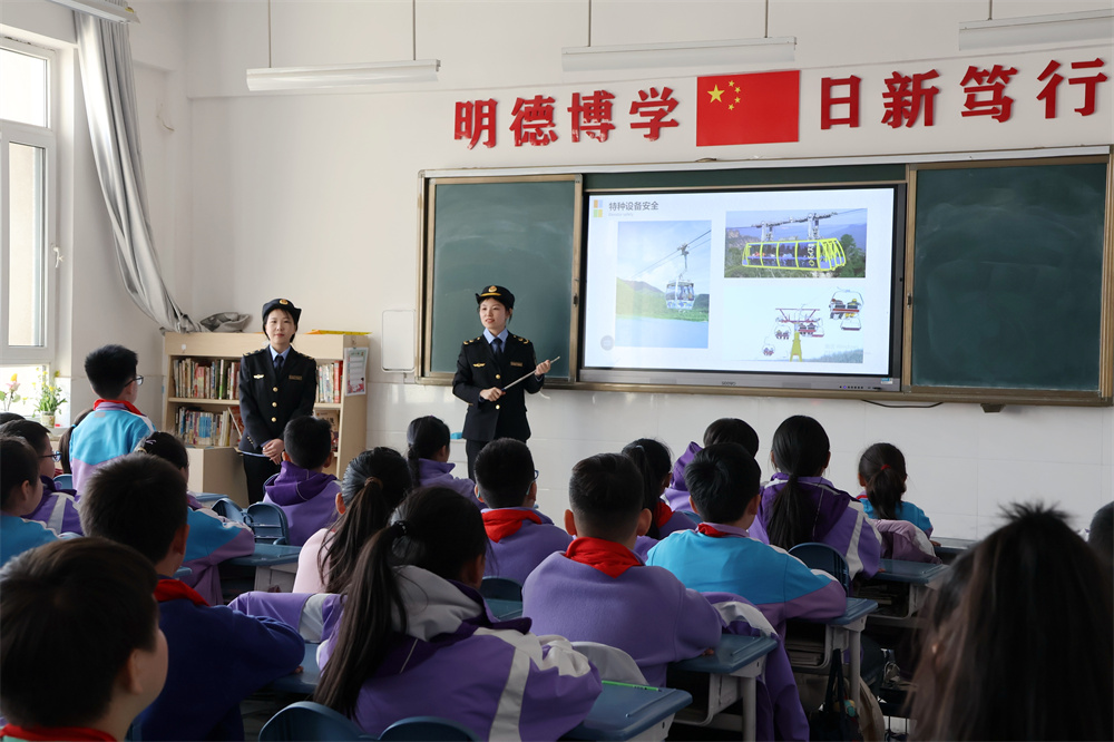 市場監督管理局工作人員在給同學們講特種設備安全知識。甄亞軍攝