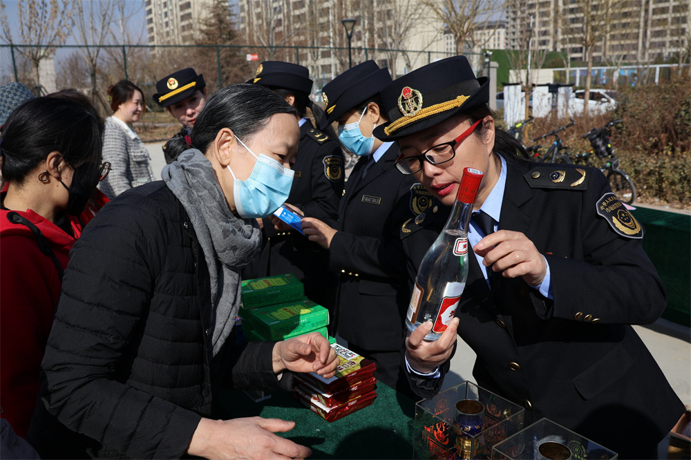 工作人員在給群眾講解識別商品的各項標識。甄亞軍攝