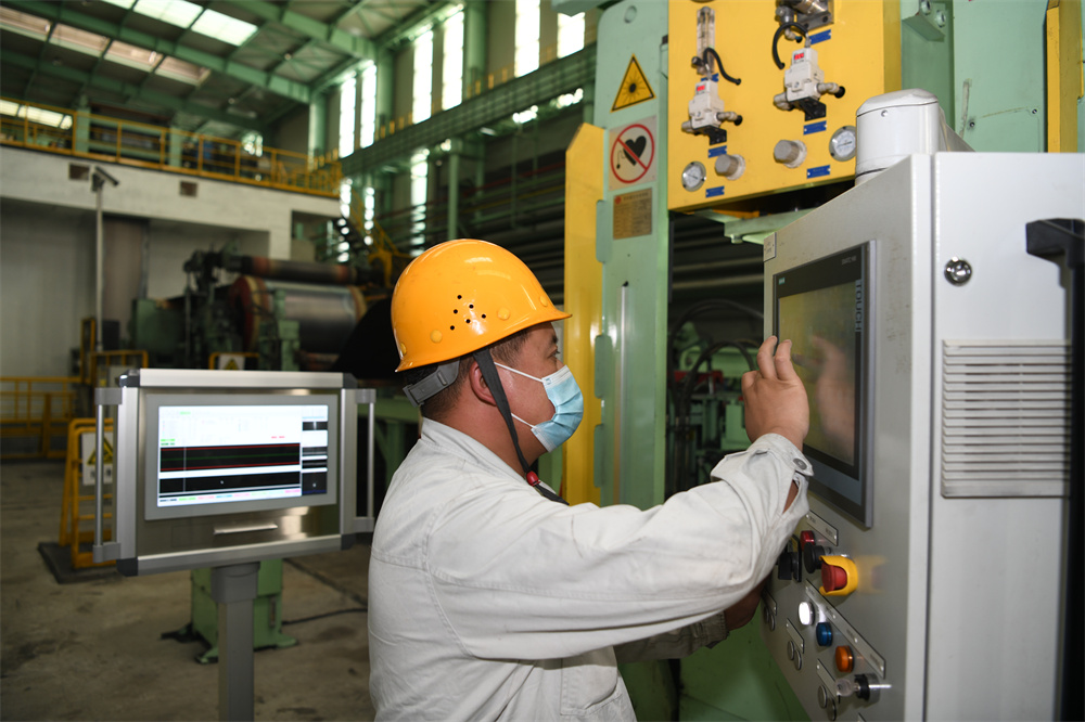 在河北省承德市雙灤區河北美富淦釩鈦高端數字化系列冷軋生產制造項目車間，工人正在忙碌。陳琦嘉攝