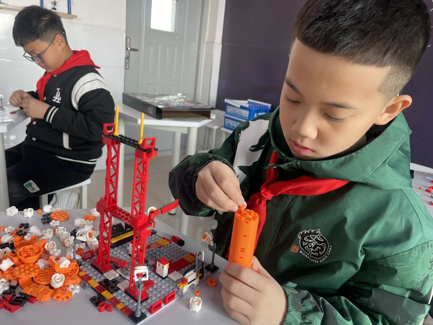 孩子们现场搭建积木。何静  