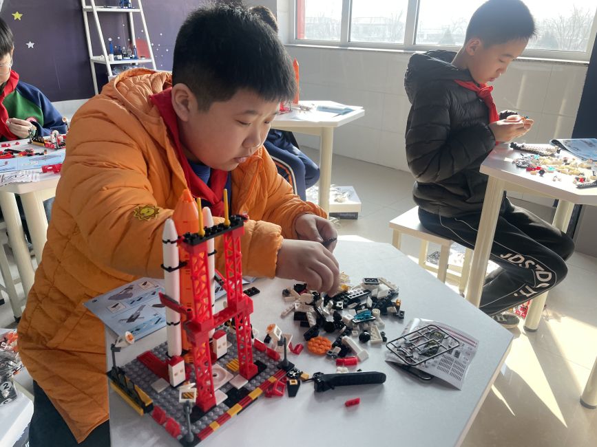 孩子们现场搭建积木。何静摄