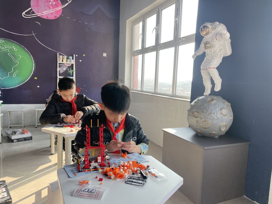 孩子们现场搭建积木。何静摄