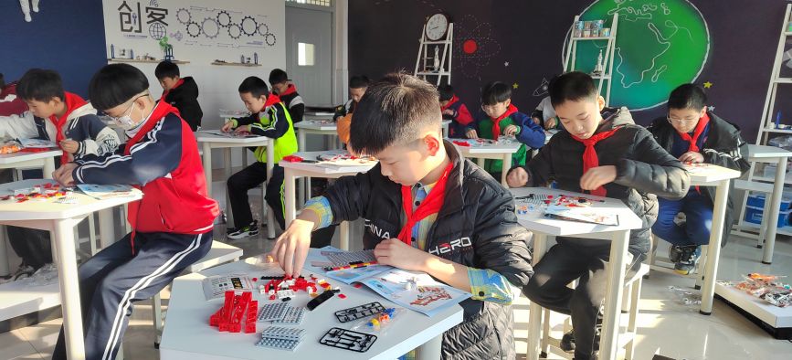 孩子们现场搭建积木。何静摄
