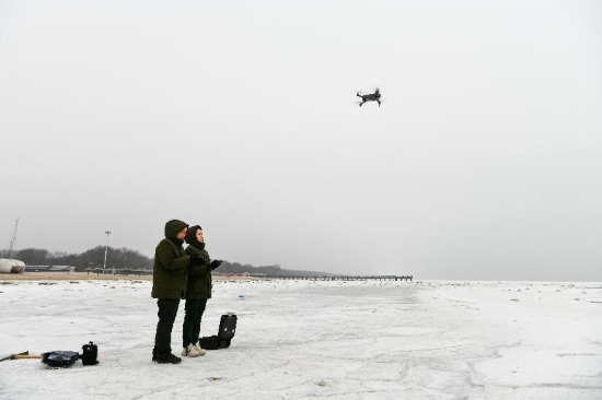 技術人員利用無人機調查海冰分布情況。王迪攝