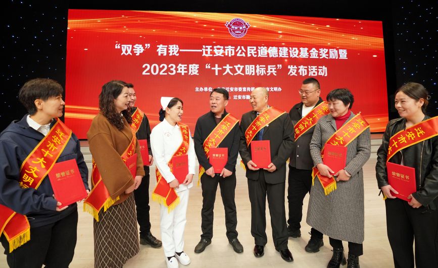 3月15日,文明標兵們圍在一起分享事跡、交流經驗、互相點贊。陳儒攝