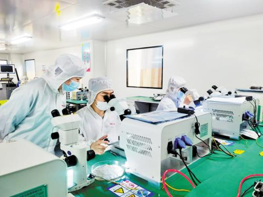 3月12日，在河北新華北集成電路有限公司調測室裡，工程師正操控設備給芯片做“體檢”。 河北日報記者董昌攝