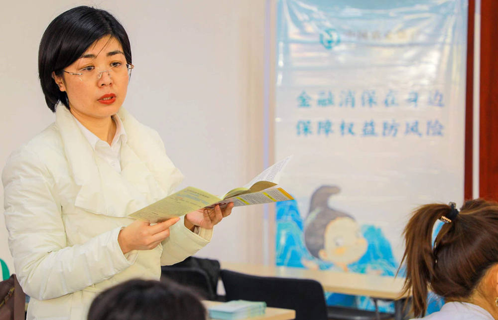 工作人員講解金融安全知識。趙春龍攝
