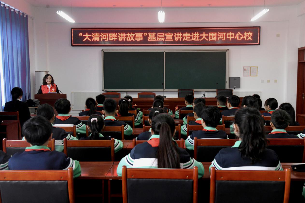 在文安縣大圍河中心校，宣講志願者正在宣講。郭小婧攝