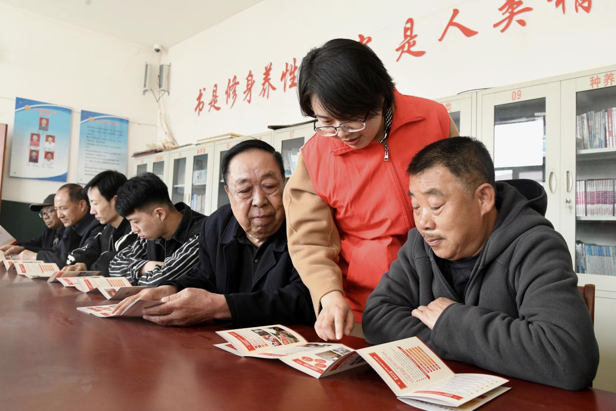 在文安縣興隆宮鎮朱合村農家書屋，宣講志願者為群眾宣講。郭小婧攝
