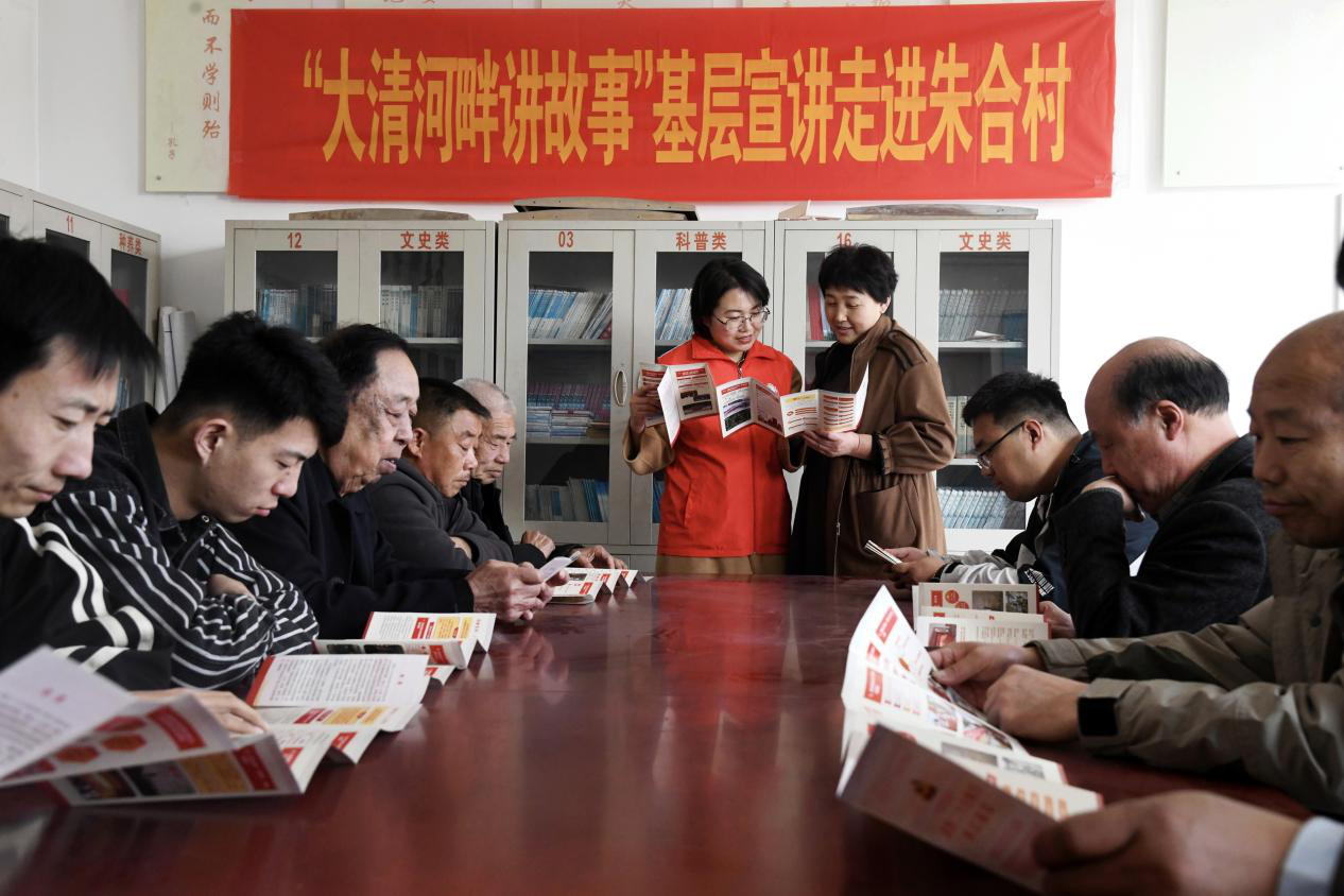 在文安縣興隆宮鎮朱合村農家書屋，宣講志願者與群眾相互分享心得體會。郭小婧攝