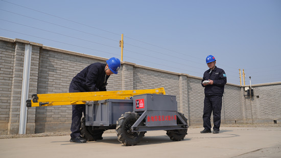 3月15日國網保定供電公司作業人員利用全地形高壓試驗小車運輸儀器。沈佳明攝