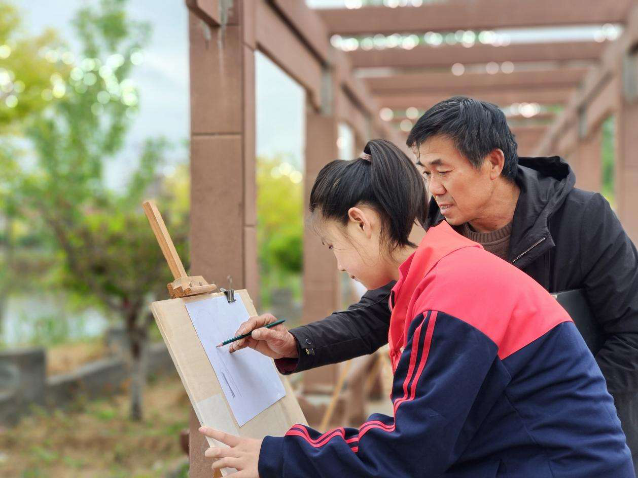 教师辅导学生室外写生创作。王永广摄