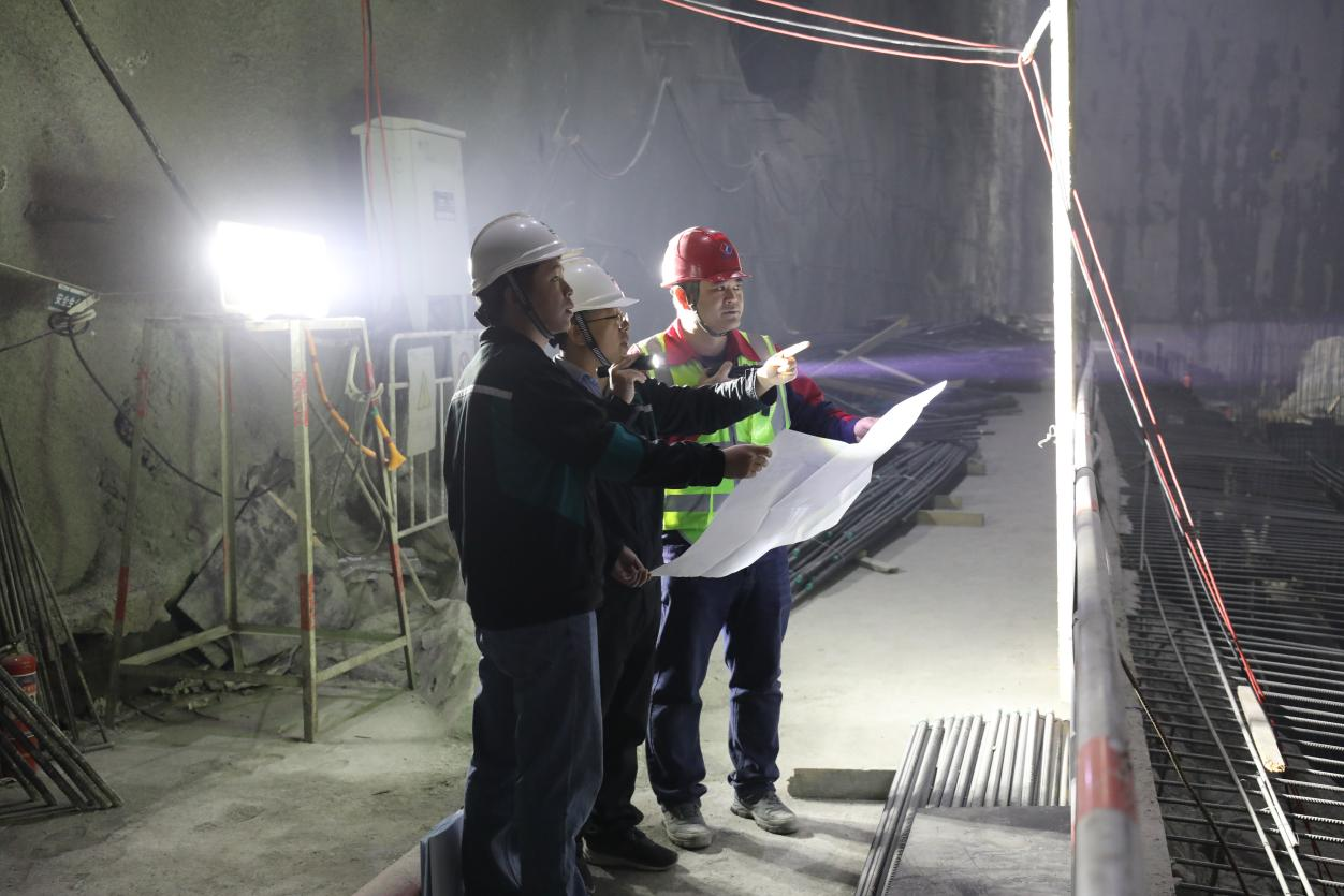 3月19日,易縣抽水蓄能電站工程部技術人員與施工單位研討施工作業方案。 郭恩橋攝
