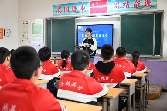 定州市氣象局工作人員科普氣象知識。李帥攝