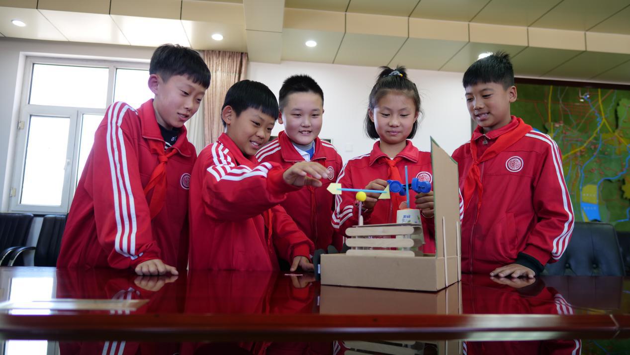 学生们一起做气象手工。崔光摄