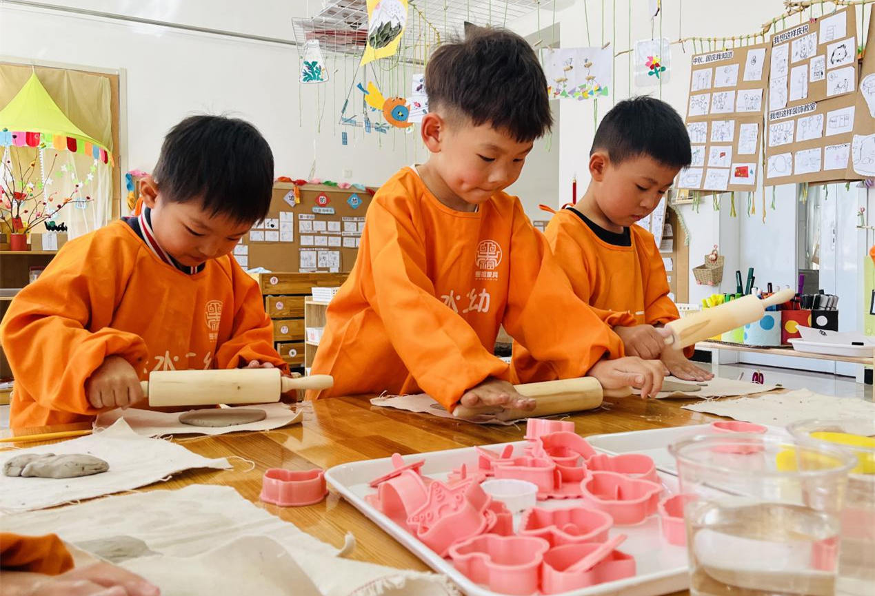 孩子们体验制作陶艺。徐梓钰摄
