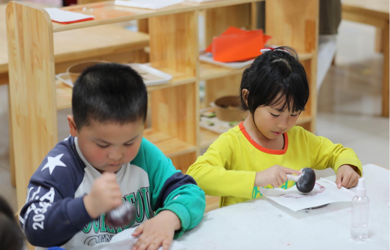孩子们学习拓印。徐梓钰摄