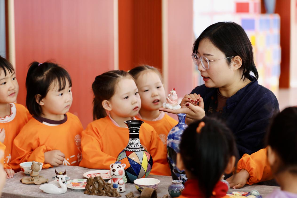 陶艺师为孩子们介绍陶艺作品。徐梓钰摄