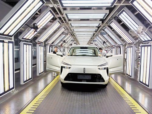 3月19日，在长城汽车徐水分公司总装车间，智能新能源汽车正在生产线接受检测。长城汽车供图