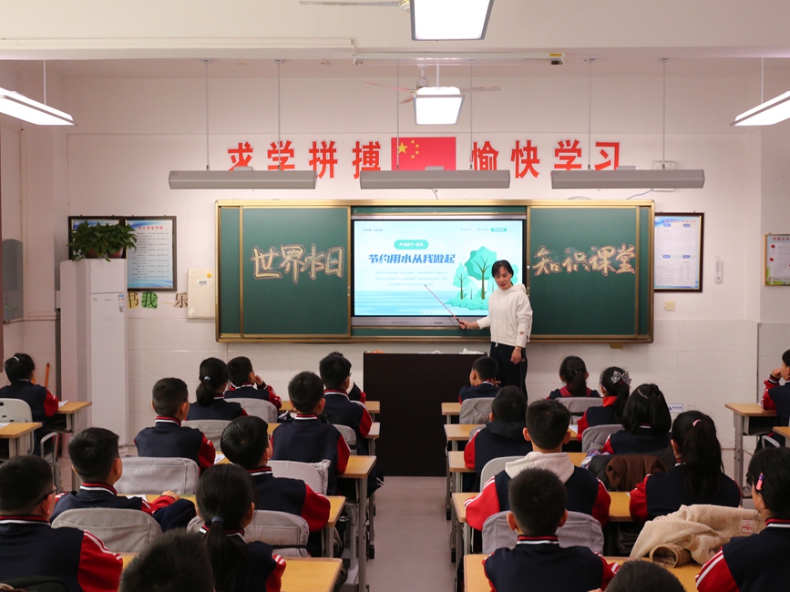 河北省衡水市安平县第二实验小学学生正在进行“世界水日”主题活动。 周泊宇摄