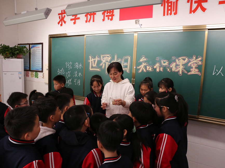 河北省衡水市安平县第二实验小学学生正在进行“世界水日”主题活动。 周泊宇摄