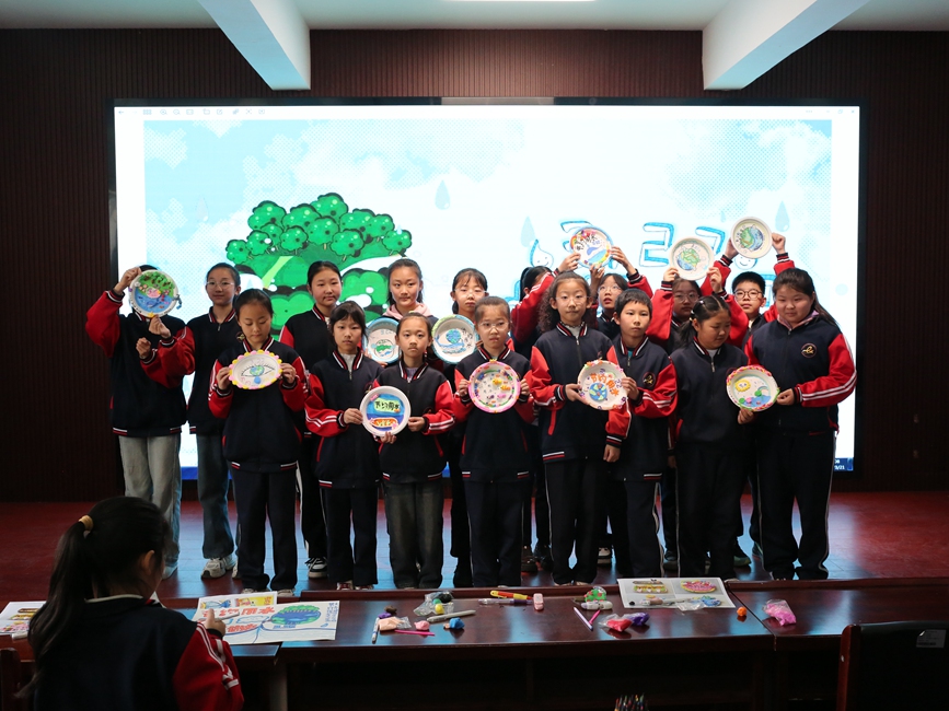 河北省衡水市安平县第二实验小学学生正在进行“世界水日”主题活动。 周泊宇摄