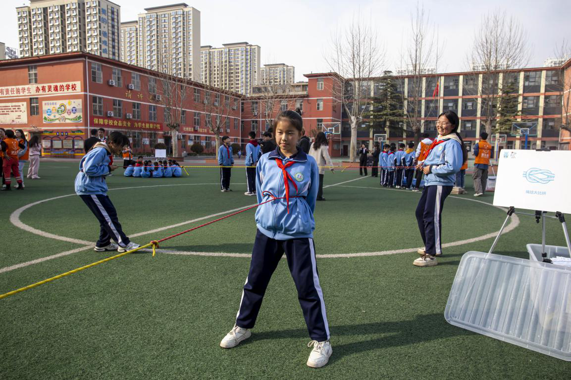 孩子们举行绳结大比拼游戏。聂长青摄