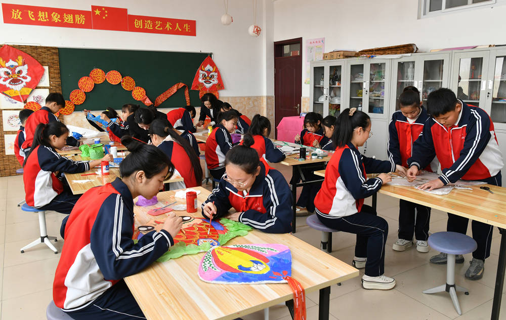 3月22日，小學生在滄縣紙房頭鎮山呼庄小學教室裡制作風箏。苑立偉攝