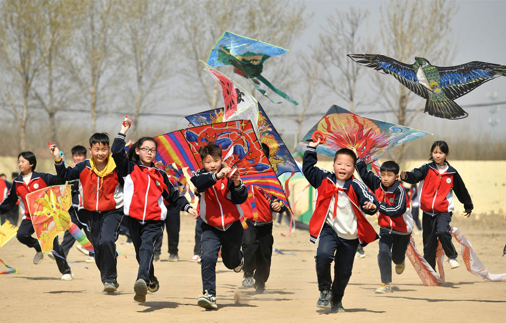 小學生在滄縣紙房頭鎮山呼庄小學廣場上放風箏。苑立偉攝
