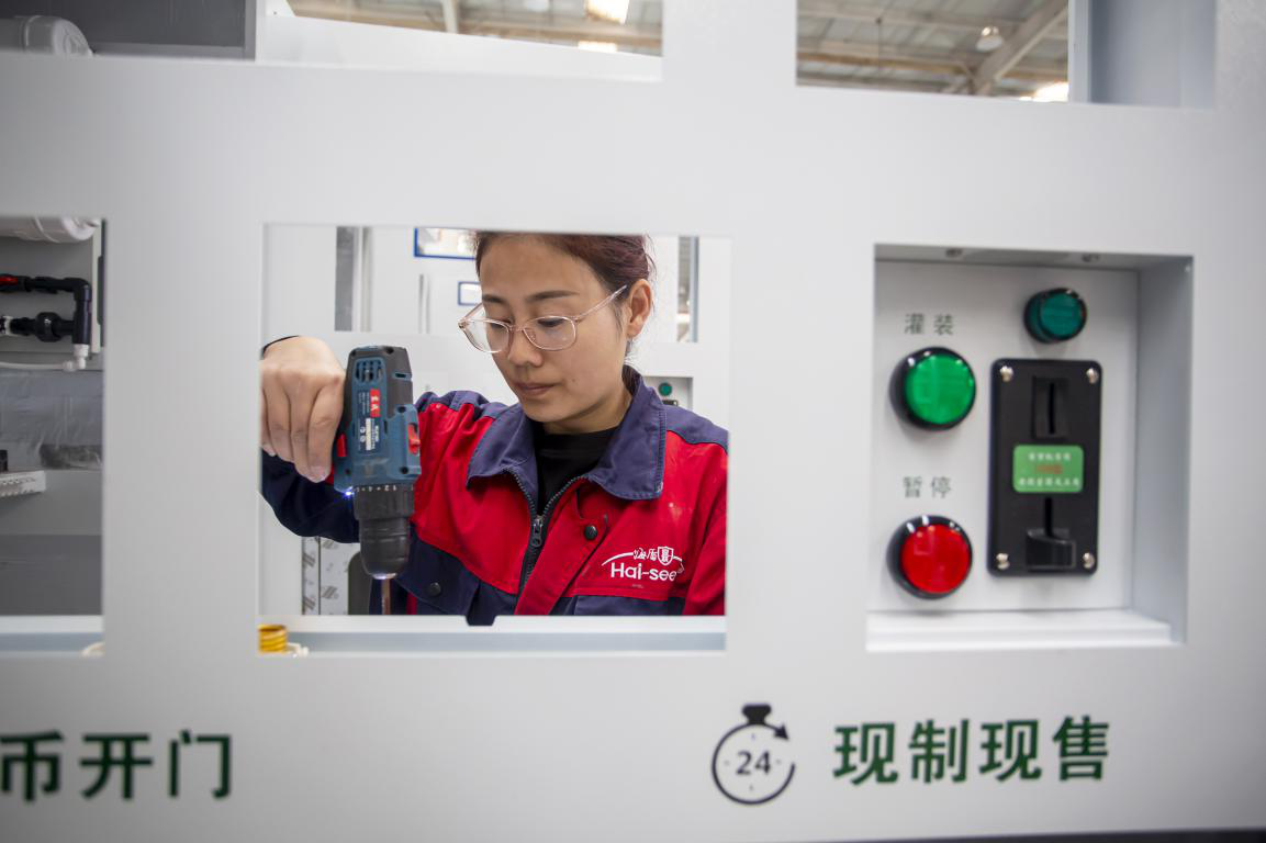 在河北省邯鄲市復興區海盾智聯物聯網科技河北有限公司生產車間，工人正在抓緊生產智能化淨水設備。聶長青攝