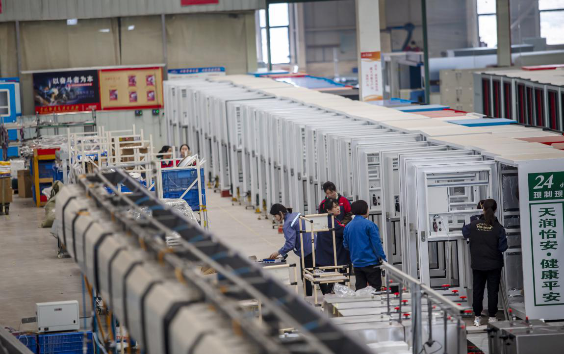 在河北省邯鄲市復興區海盾智聯物聯網科技河北有限公司生產車間，工人正在抓緊生產智能化淨水設備。聶長青攝