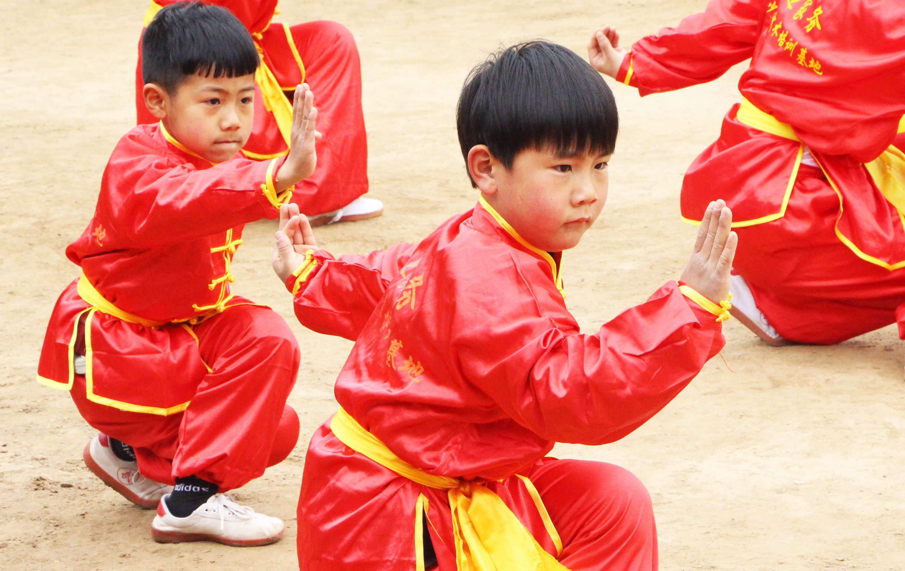 3月24日，在高陽縣邊家務村青少年少林武術培訓基地內，孩子們練習武術。楊瀰攝