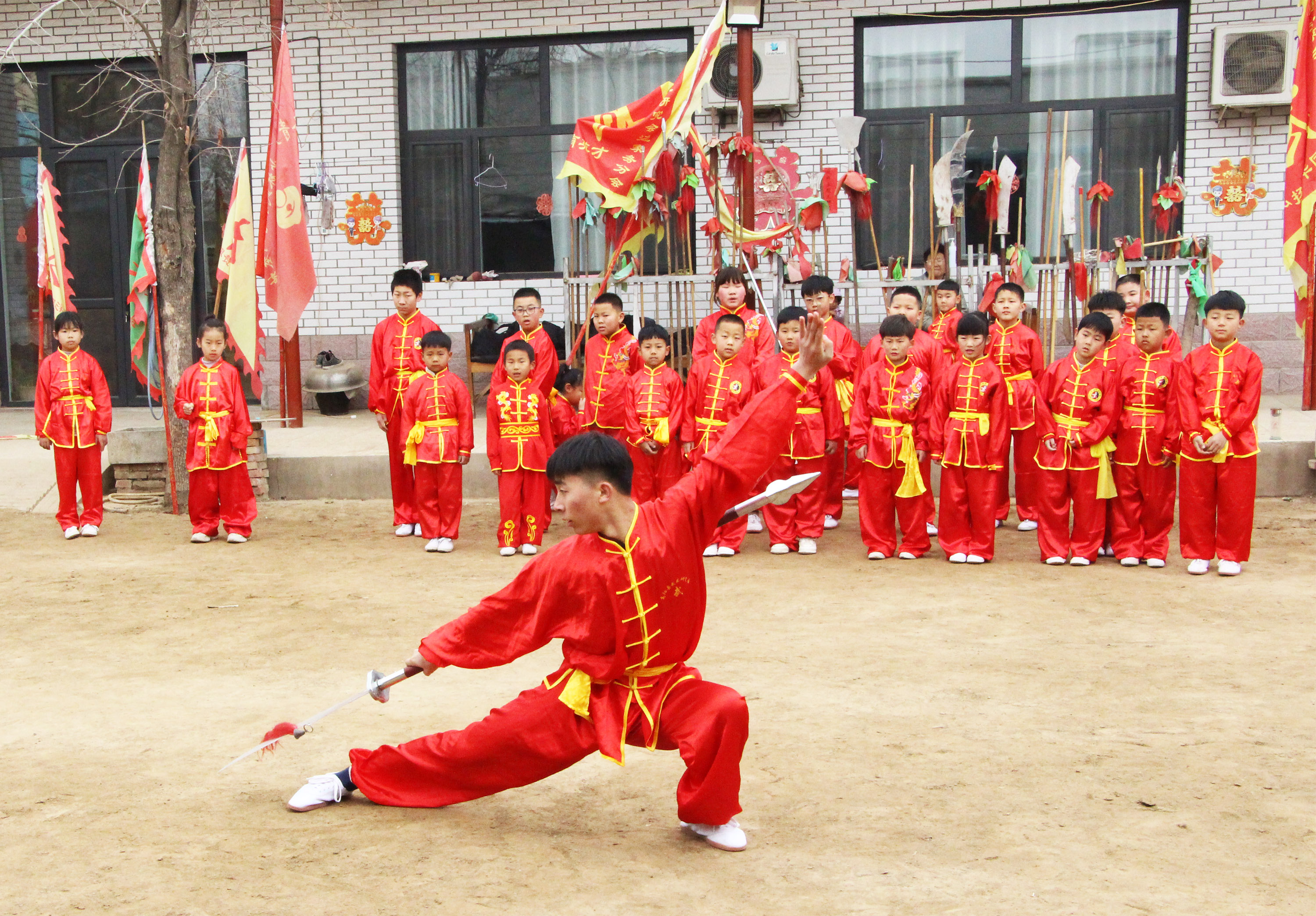 3月24日,在高陽縣邊家務村青少年少林武術培訓基地內,孩子們進行武術展示。楊瀰攝