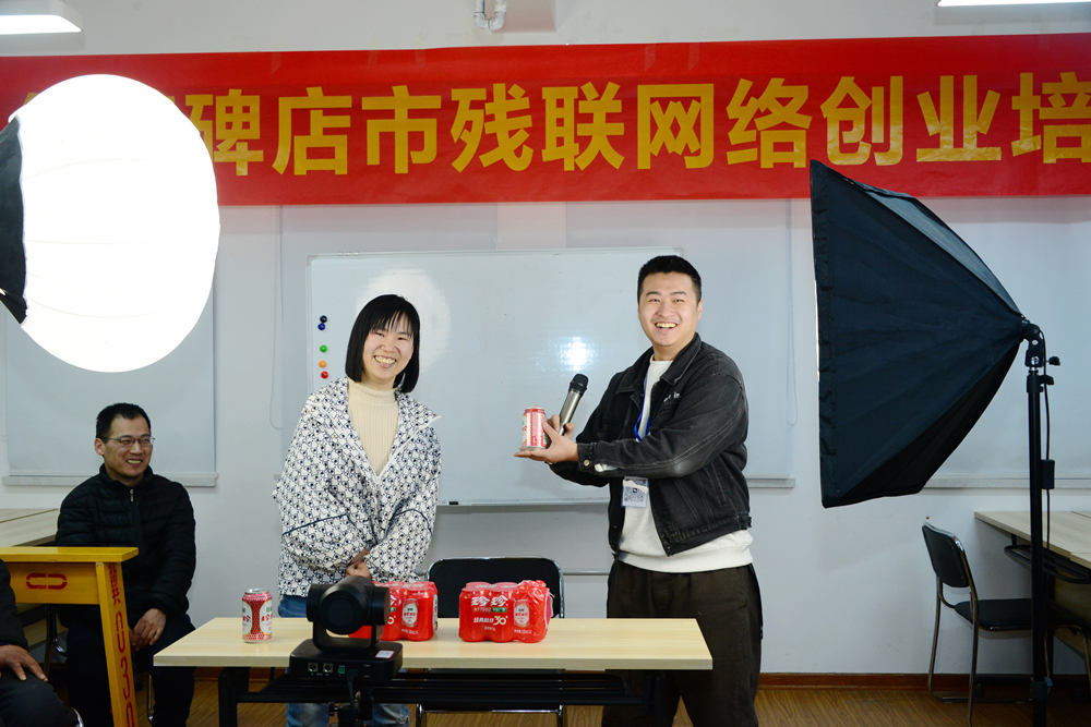 授課老師指導學員網絡直播技巧。時愛民攝