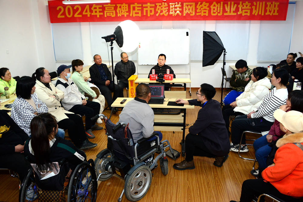 學員體驗模擬網絡直播現場。時愛民攝
