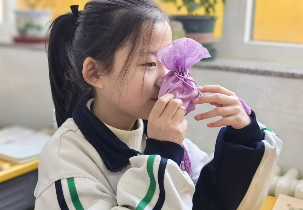 同学们认识中药香囊。陈亚娟摄